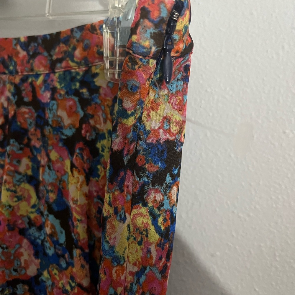 Decree Colorful Abstract Pattern Top - Picture 7 of 11